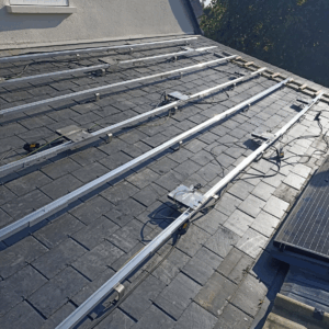 Installation des rails où seront fixés les panneaux