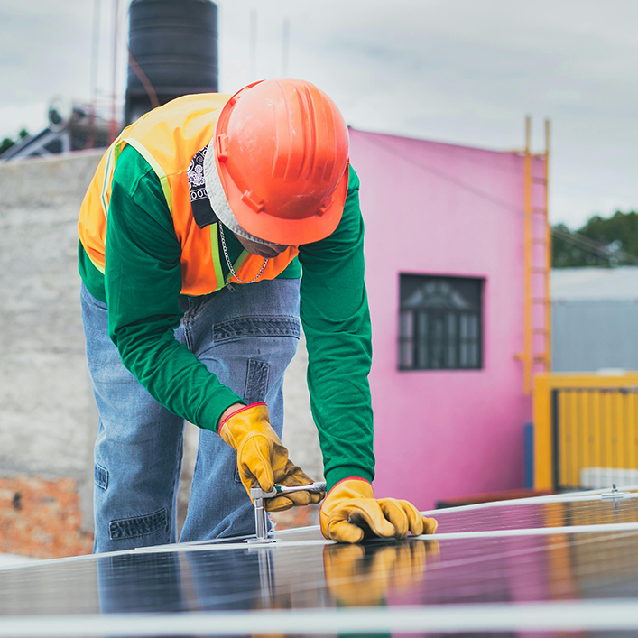 Vissage de panneaux solaires en Maine-et-Loire