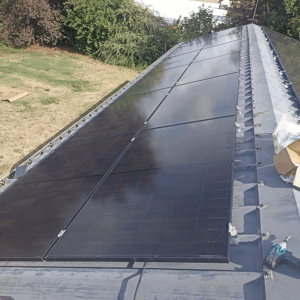 Panneaux solaires sur un pan de toiture