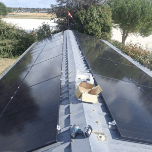Panneaux solaires sur deux pans de toiture